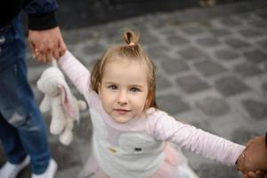 föräldrar och deras dotter sitter på trappan till en gammal kyrka. foto