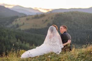 bröllopsfotografering i bergen. brudparet kramas hårt. foto