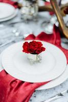 vinter bröllop dekor med röda rosor foto