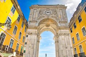 berömda commerce plaza praca do comercio i Lissabon som vetter mot floden Tagus foto