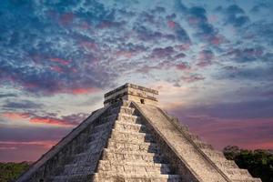 Mexiko, chichen itza, arkeologisk plats, ruiner och pyramider i den gamla mayastaden i Yucatan foto