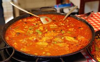 paella förberedelse - gatumarknad stå nära barcelona katedraltorget foto