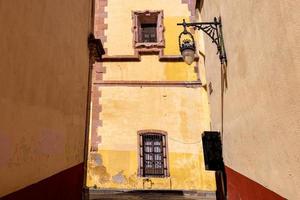 zacatecas, Mexiko, färgglada koloniala gamla stadsgator i historiska centrum nära centrala katedralen foto