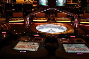 kasinomaskiner i nöjesområdet på natten foto