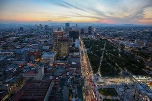 Mexiko, panoramautsikt över stadssilhuetten i Mexiko stad zocalo historiska centrum från tornet torre latinoamericana foto
