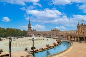 en landmärkesattraktion plaza de espana, ett torg i parque de maria luisa i Sevillas historiska stadskärna foto