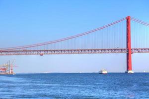 Lissabon, landmärke upphängning 25 april bron foto