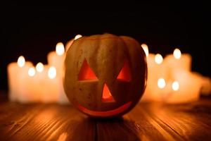 halloween pumpa på bakgrund av ljus och en svart bakgrund. foto