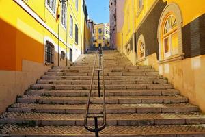 färgglada gator i Lissabon i den historiska stadskärnan foto