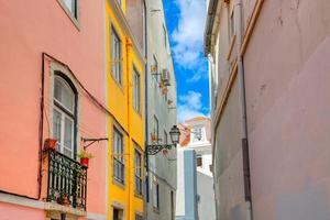 färgglada byggnader i Lissabons historiska centrum nära landmärket Rossio Square foto