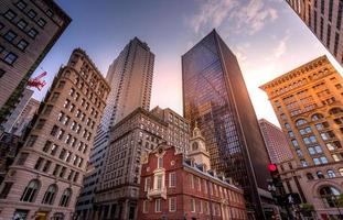 boston, massachusetts gamla statliga hus, en landmärksattraktion som ofta besöks av många turister som ligger nära landmärket beacon hill och freedom trail foto