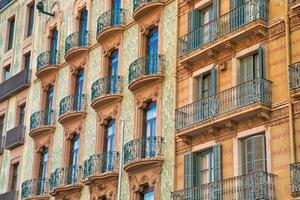 spanien, spansk arkitektur, vackra barcelona gator i historiska centrum av las ramblas foto