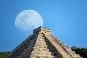 Mexiko, chichen itza, arkeologisk plats, ruiner och pyramider i den gamla mayastaden i Yucatan foto