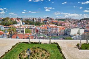 utkikspunkt för staden Lissabon med överblick över historiska centrum och natursköna kullar i Alfama och Saint George, Sao jeorge castle foto