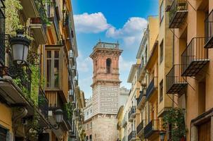 spanien, färgglada gator i Valencia i den historiska stadskärnan foto