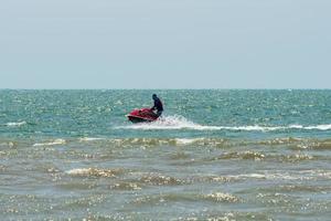 chonburi, thailand -06 mar. 2021 atmosfären av människor som spelar vattenaktiviteter på Bangsaen Beach. foto