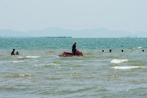 chonburi, thailand -06 mar. 2021 atmosfären av människor som spelar vattenaktiviteter på Bangsaen Beach. foto