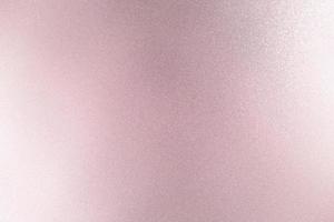 textur av reflektion på grov rosa metallisk vägg, abstrakt bakgrund foto