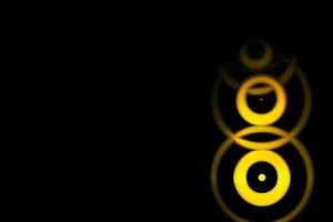 abstrakt gula ljudvågor oscillerande med cirkelring på svart bakgrund foto