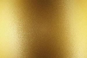 ljus lyser på guld stål vägg, abstrakt textur bakgrund foto