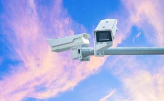 CCTV-kamera på ljus himmel bakgrund 24 timmars säkerhetsutrustning foto