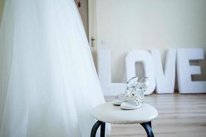 vackra vita skor från bruden foto