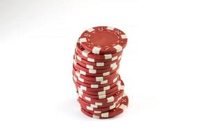 hög med pokermarker. färgglada tokens. kortspel och hasardspel. kasino och spel. foto