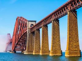 hdr fram bro över firth of forth i edinburgh foto