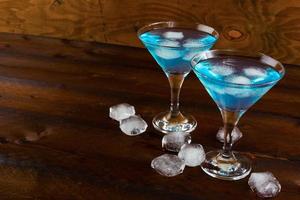 blå kosmopolitisk cocktail med is foto