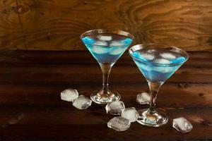 blå curacaolikör serverad i martiniglas foto