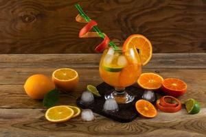 sommar citrus cocktail på träbord foto