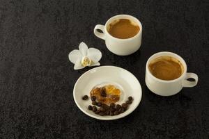 kaffemuggar och kaffebönor foto