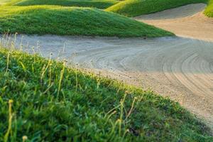 golfbana sandlåda bakgrund, hinder bunkrar används för golfturneringar foto