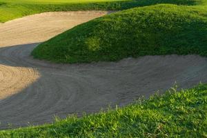 golfbana sand bunker bakgrund för sommarturneringen foto