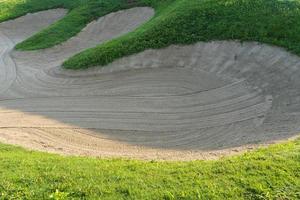 golfbana sand bunker bakgrund för sommarturneringen foto
