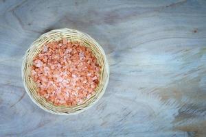 himalaya salt rosa viktminskning kost hälsosam, himalaya salt har sitt ursprung i himalaya i pakistan. den har en rosa färg eftersom den innehåller järnoxid. foto