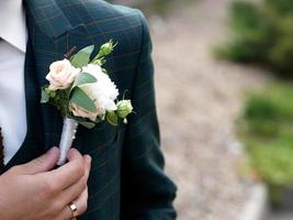 bröllop boutonniere för brudgummen foto