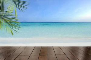 toppen av träbord med hav, himmel och kokospalmerbakgrund - tom redo för ditt produktvisningsmontage. begreppet strand på sommaren