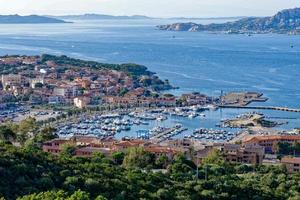 utsikt ner till palau på sardinien foto