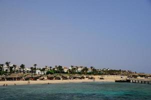 vacker strand med hotellkomplex vid havet foto