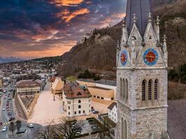 Flygfoto över katedralen i St. florin i vaduz, liechtenstein. foto