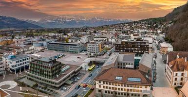 Flygfoto över vaduz, huvudstaden i liechtenstein foto