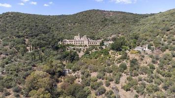 flygdrönarevy över klostret San jeronimo de valparaiso i Cordoba, Spanien. Inbäddat i bergen i Cordoba och omgivet av inhemsk medelhavsvegetation, står detta imponerande kloster foto