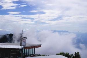 phu tab berk, phet chaboon, thailand, 2020 - berg och dimma foto