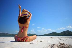 gratis action och avkoppling av bikini solbränd tjej på vit sandstrand i krabi, thailand. konceptbild för sommarsemester i tropiskt land. foto