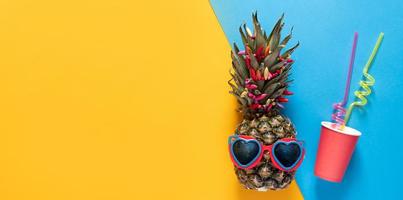 ananas hipster i solglasögon. minimal koncept, sommar tropisk ananas. foto