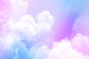 skönhet söt pastell violett blå färgglad med fluffiga moln på himlen. flerfärgad regnbågsbild. abstrakt fantasi växande ljus foto