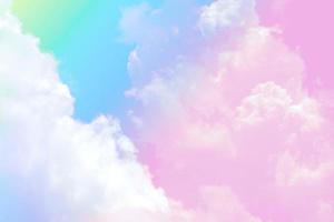 skönhet söt pastell rosa grön färgglad med fluffiga moln på himlen. flerfärgad regnbågsbild. abstrakt fantasi växande ljus foto
