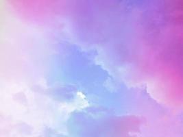 skönhet söt pastell violett blå färgglad med fluffiga moln på himlen. flerfärgad regnbågsbild. abstrakt fantasi växande ljus foto