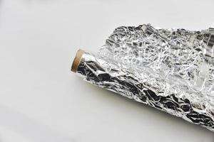 aluminiumfolie rulle på vit bakgrund foto